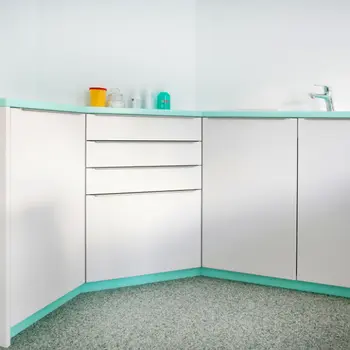 Aufbewahrungsmöbel im Behandlungszimmer einer Hausarztpraxis