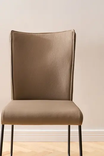 Klassischer Armlehnstuhl in braunem Stoff mit schwarzem Metallgestell.