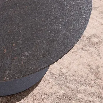 Detailbild von Keramiktischplatte in Marmoroptik eines schwarzen Couchtisches.