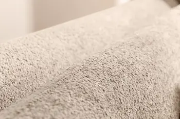 Nahaufnahme des beigen Stoffs eines Sofas.