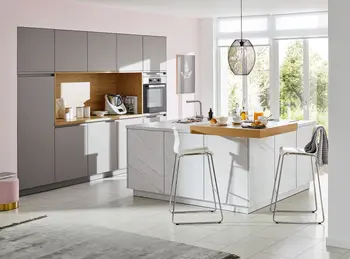 Moderne Kücheninsel mit Sitzplätzen in heller Wohnküche, Planungsidee.