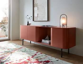Rotes Lack Sideboard in einem hellen Raum.