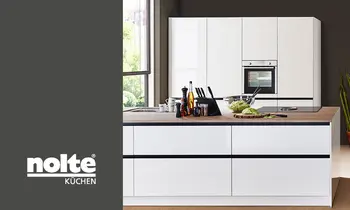 Weiße grifflose Küche mit Holzarbeitsplatte und geräumigem Hochschrank mit Küchengeräten. Links auf grauem Hintergrund das nolte Küchen Logo.&nbsp;