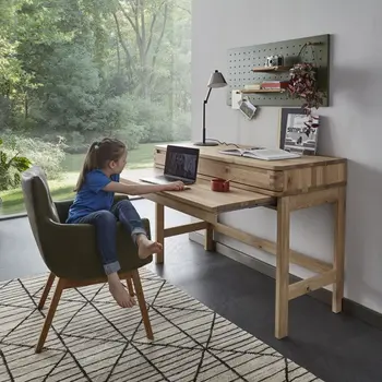 Schreibtisch aus Massivholz an dem ein Mädchen sitzt.