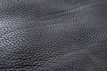 Farbmuster eines schwarzen Leders.