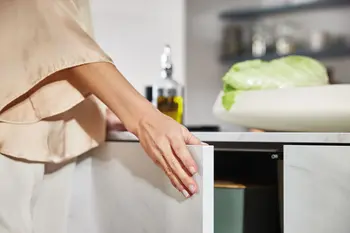 Geöffneter Küchenschrank mit Marmor Front.