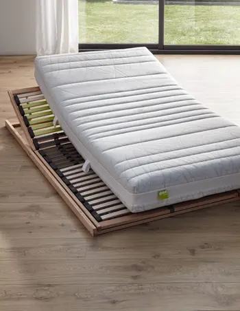 Matratze, die auf einem Lattenrost liegt.