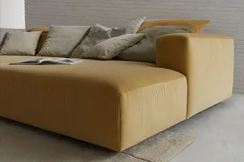 Elegantes Daybed in dezent gelbem Stoff, dekoriert mit vielen hellgrauen Kissen.