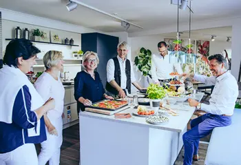 Himmlisch Wohnen Mitarbeiter bei einem geselligen Kochtreff
