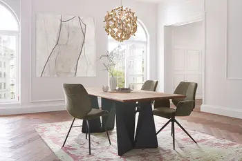 Design Esstisch mit Tischplatte aus Eichenholz und schwarzem Tischgestell in einem hellen Esszimmer.