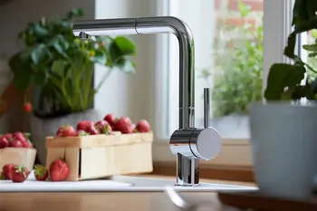 Silberne Vorfensterarmatur mit Erdbeeren