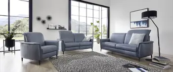 Zwei blaue Ledersofa Garnituren mit verstellbarer Kopfstütze und einem dazu passenden Sessel.