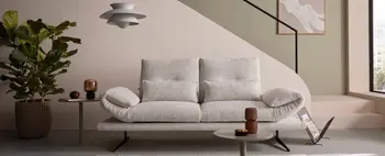 Modernes Zweisitzer-Sofa in hellem Bouclé-Stoff – stilvolles Design mit verstellbaren Armlehnen und bequemen Rückenkissen, perfekt für ein elegantes Wohnzimmer.