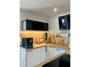 Gesamt-Ansicht einer T-förmigen Küche