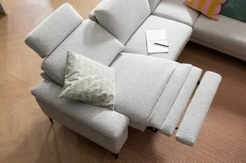 Ein Sofa mit Relaxfunktion, also Rückenlehne zurückgeklappt und Beinstütze ausgefahren.