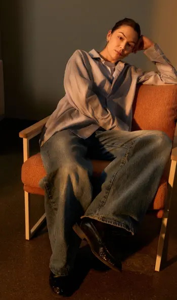 Stuhl mit Holz, Frau sitzend