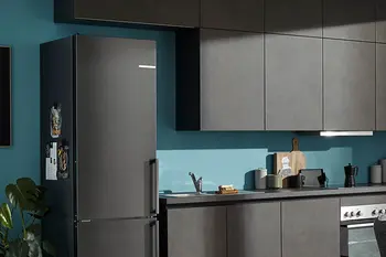 Farbenfrohe Küche mit Betonfronten