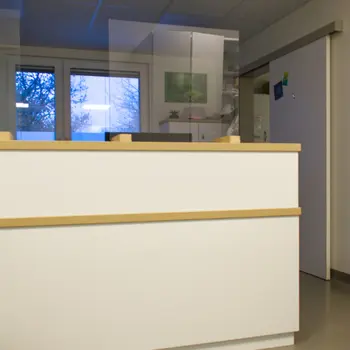 Tresen im Praxisbereich einer Reha-Einrichtung