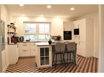 Moderne Einbauküche in heller Optik