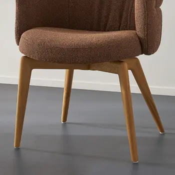 Vierfußgestell eines Esszimmerstuhls aus Eichenholz.