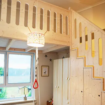 Hochebene mit Treppenaufgang und Stauraum im Kinderzimmer, Kiefer geölt