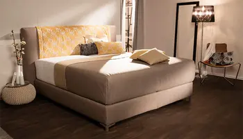 Modernes Boxspringbett mit gemustertem Kopfteil