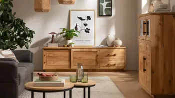 Natürlich eingerichtetes Wohnzimmer mit modernen Massivholzmöbeln.