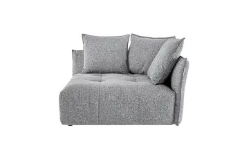 Grau melierte Sofa Ecke mit gemütlicher Polsterung und Kissen an der Rückenlehne.