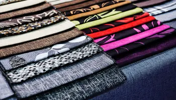 Verschiedene Stoffmuster in Farb- und Muster-Vielfalt