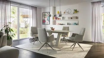 Helles Esszimmer mit grauem Esstisch und4 grauen Stühlen. 