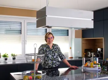 Frau Rösch in ihrer Familienküche