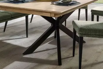 Moderner Massivholz Esstisch mit schwarzem Spider Gestell.