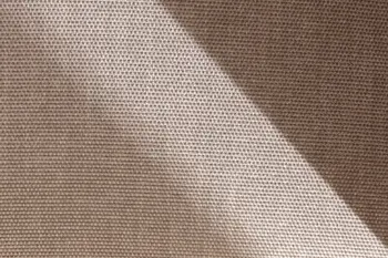 Muster eines beigen Stoffs des Ecksofas Tulsa KS von Natura Home.