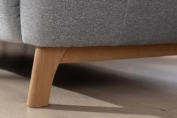 Detailbild von Holzfuß eines Sofas.