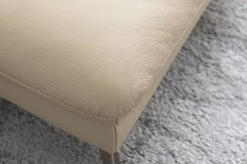 Ecke eines beigen Ledersofas im Detail.