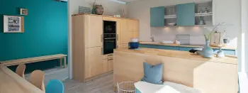 Eine moderne Inselküche in Holzoptik mit blau-türkisen Design-Elementen