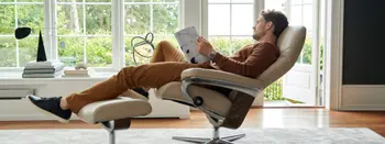 Stressless Relaxsessel Consul in beige mit Mann, der eine Zeitschrift liest