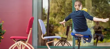 Mensch in Bewegung auf MOIZI-Stuhl, Dynamik