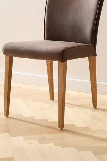 Esszimmerstuhl in dunkelbraunem Stoff mit Vierfußgestell aus Holz.