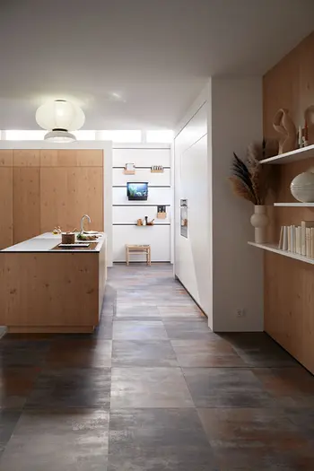 Holzküche mit weißen Elementen in einem hellen Raum.