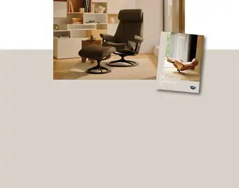 Dunkelbrauner Leder-Relaxsessel mit Fussauflage und Stressless-Katalog.