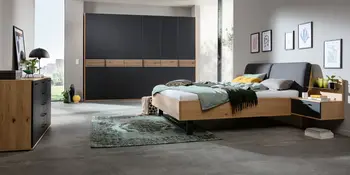 Modernes Schlafzimmer mit Holzbett, Nachttisch und großem Kleiderschrank.