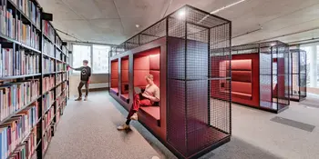 Gepolsterte Sitzkuben mit Metallummantelung