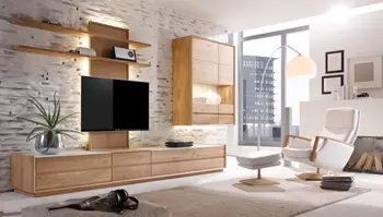 Stylische hoelzerne Wohnwand und Homeoffice