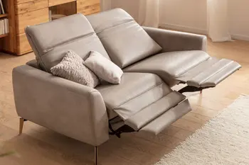 Graues 2-Sitzer Ledersofa, das auf beiden Sitzpolstern die Relaxfunktion ausgeklappt hat.