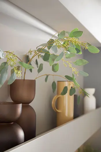 Ablagefläche in einer grauen Designküche.