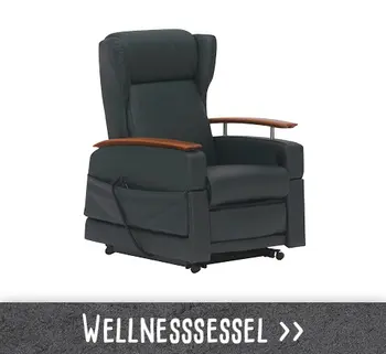 Freundliche Frau im Business-Outfit telefoniert an einem modernen Schreibtisch mit Laptop und Pflanze.