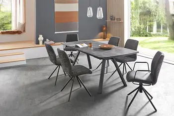 Modernes Esszimmer mit großem grauen Esstisch und sechs grauen Esszimmerstühlen.