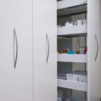 Apothekerschrank für Medikamente im Mitarbeiterbereich