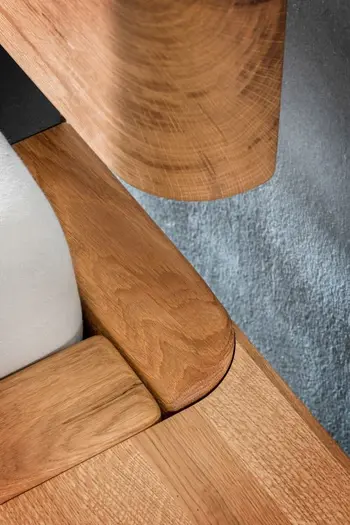 Detailaufnahme des Rahmens eines Bettes aus Massivholz.